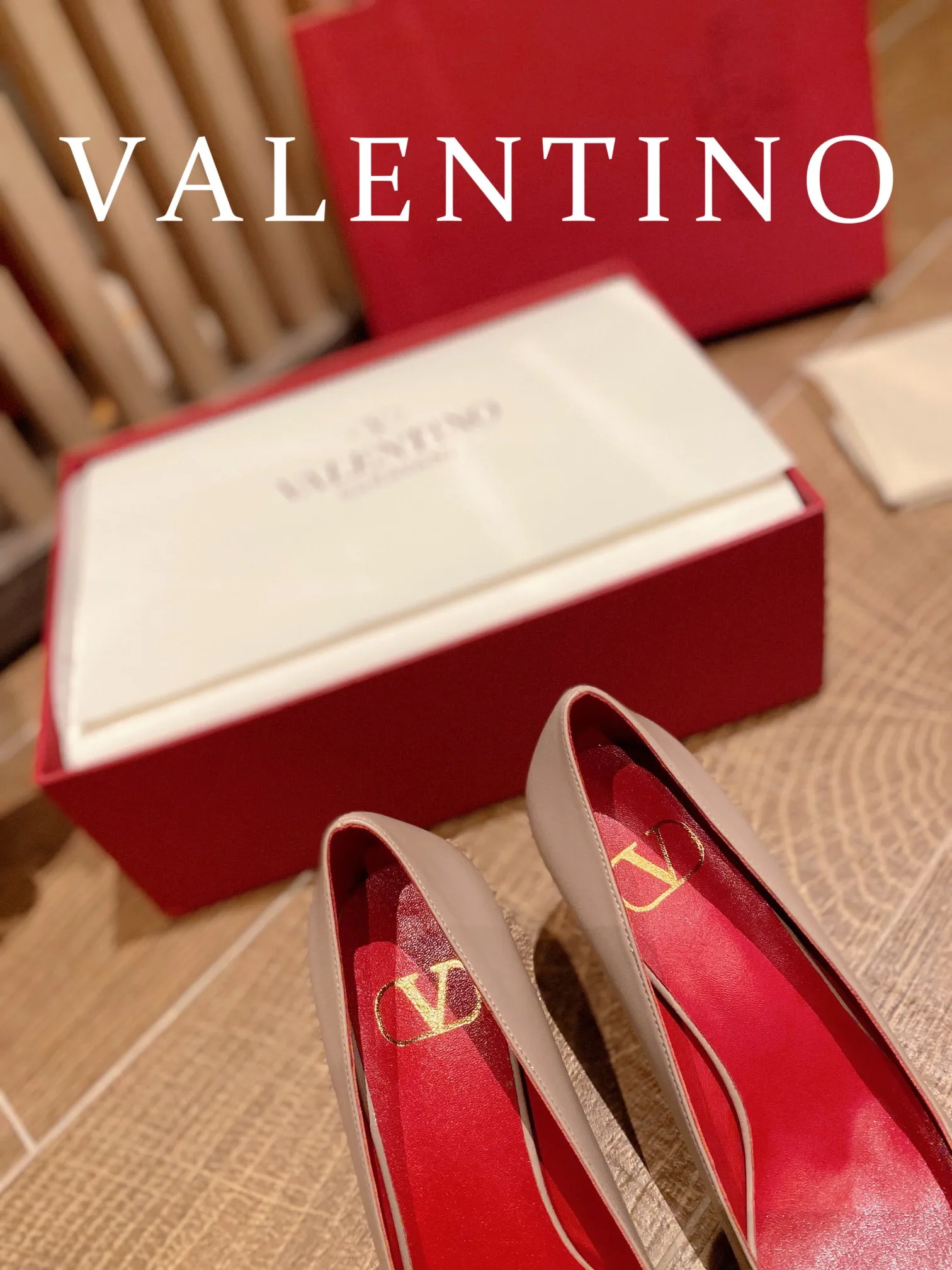 👟👟Ex-factory price 520👟👟 𝑉𝐴𝐿𝐸𝑁𝑇𝐼𝑁𝑂 Valentino ♡ The latest series of the counter 💯The new season of Valentino replaces the usual rivet elements with the initial V bronze (dotted buckle) buckle, simplifying the complexity Make the design more refined and durable. No matter your age, it can easily fit on your feet and make your feet look slimmer! The new season lives up to expectations! Worth buying ★Imported cowhide is absolutely high-grade ❥Original method is absolutely sensual ❥Elegant style creates a different feeling🙈 Simple temperament style!  ♡ show bdetails ———————————— ⊿▸: Size｜35-40 (customized at 34.40.41.42) ⊿▸: Material｜Imported cowhide ⊿▸: Material｜Exclusive molded rhinestone buckle ⊿▸: Material | Padded sheepskin ⊿▸: Material |Italian 🇮🇹 genuine leather outsole (the original 1:1 method has a wood grain shape) ⊿▸: Heel height｜8cm